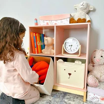Bir çocuk sınıfında oyuncaklarını düzenliyor
